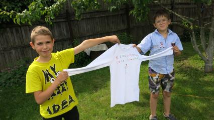 Дача. На снимке: мальчики демонстрируют надпись на футболке `Комсомольская правда`.