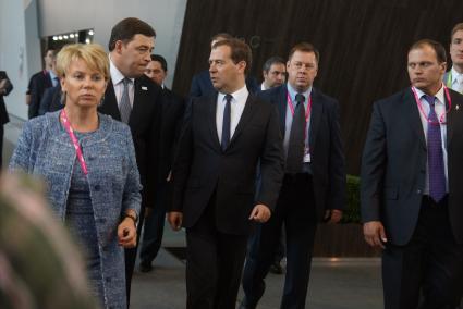 Премьер-министр Дмитрий Медведев (в центре) и губернатор свердловской области евгений куйвашев во время обхода выставки Иннопром-2014 в Екатеринбурге
