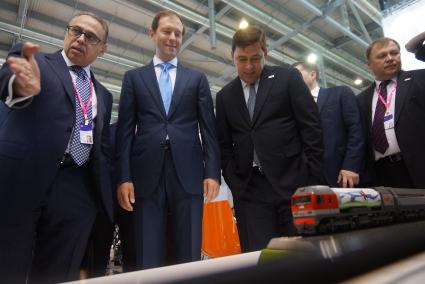 министр промышленности и торговли Денис Мантуров (в центре слева)и губернатор свердловской области Евгений куйвашев (в центре справа) на выставке иннопром в Екатеринбурге
