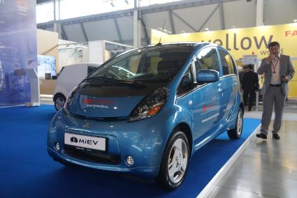 электромобиль компании MIEV mitsubishi motors на выставке иннопром в Екатеринбурге