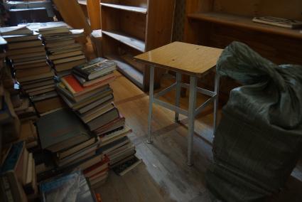 Библиотека дома Учителя в Екатеринбурге избавлялась от неликвидных книг выкидывая их в окно с 3-го этажа. книги приготовлены к выбросу на мусор