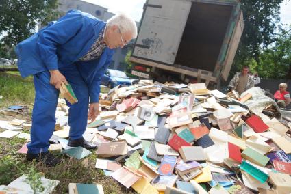 Библиотека дома Учителя в Екатеринбурге избавлялась от неликвидных книг выкидывая их в окно с 3-го этажа