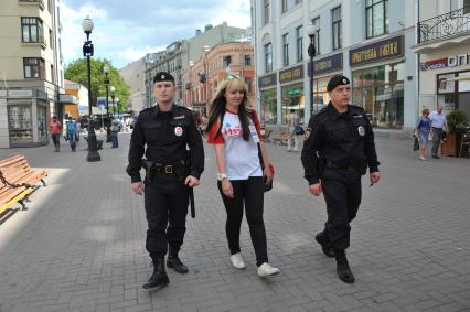 Волонтеры и полицейские патрулируют улицу Арбат для оказания помощи иностранцам.