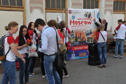 Волонтеры перед началом патрулирования улицы Арбат для оказания помощи иностранцам.