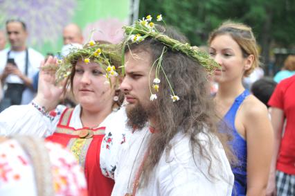 В парке `Кузьминки` отметили `День семьи, любви и верности`.  Реконструкция традиционного свадебного обряда, который существовал во времена Древней Руси. На снимке: мужчина женщина с венком на голове.