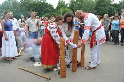 В парке `Кузьминки` отметили `День семьи, любви и верности`.  Реконструкция традиционного свадебного обряда, который существовал во времена Древней Руси.