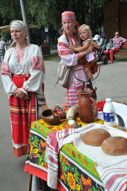 В парке `Кузьминки` отметили `День семьи, любви и верности`.  Реконструкция традиционного свадебного обряда, который существовал во времена Древней Руси. На снимке: женщины в русском народном костюме.