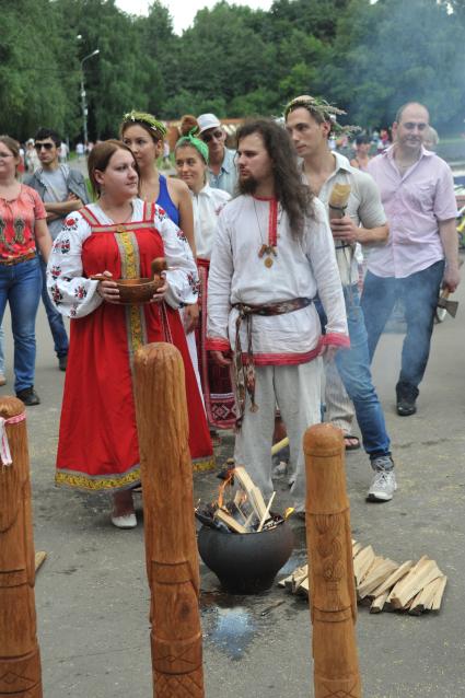 В парке `Кузьминки` отметили `День семьи, любви и верности`.  Реконструкция традиционного свадебного обряда, который существовал во времена Древней Руси.