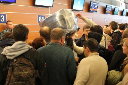 Транспортный коллапс в аэропорту Шереметьево-2. На снимке: пассажиры у стоек регистрации на рейсы.