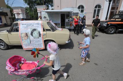 Плакат `Внимание! Похищен ребенок`поискового отряда ЛизаАлерт. 1,5 месячный Матвей Иванов был похищен из Дедовской больницы 17 июня неизвестной женщиной.