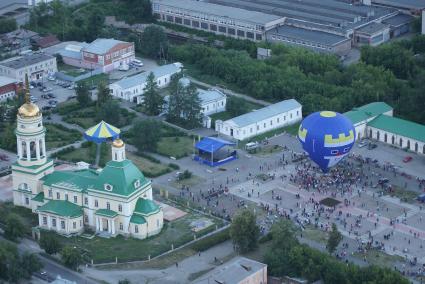 воздушный шар готовится к взлету время фестиваля вздухоплавания\"небо на ладони\" в Каменске-Уральском\"