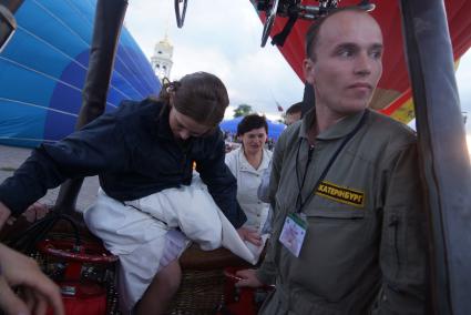 невеста залезает в корзину аэростата на фестиале воздухоплавания \"небо на ладони\"  в Каменске-Уральском