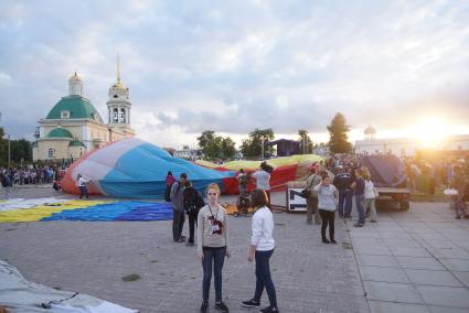 Воздушные шары готовятся к старту на фестивале воздухоплавания \"небо на ладони\"  в Каменске-Уральском