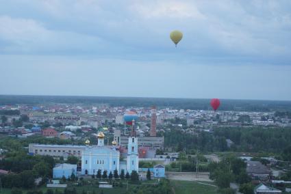 воздушные шары летят над городом во время фестиваля вздухоплавания\"небо на ладони\" в Каменске-Уральском\"