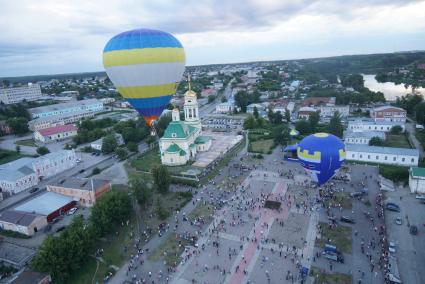 Воздушные шары готовятся взлетают с площади на фестивале воздухоплавания \"небо на ладони\"  в Каменске-Уральском