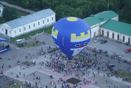 воздушный шар готовится к взлету время фестиваля вздухоплавания\"небо на ладони\" в Каменске-Уральском\"