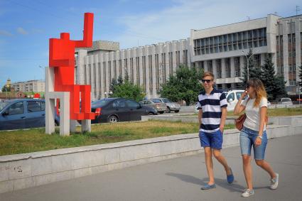 Скульптура в виде красного человечка в Перми.