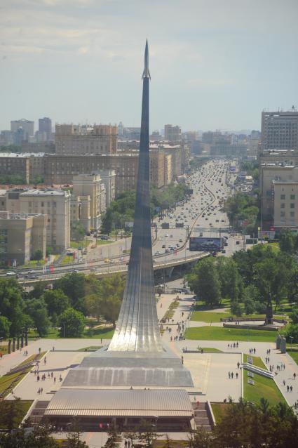 Виды Москвы. Аллея Космонавтов. На снимке: монумент `Покорителям космоса`.