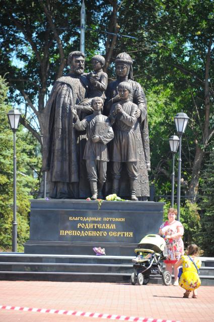 Сергиев Посад. На снимке: памятник родителям Преподобного Сергия (Радонежского).