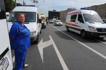 Вагон поезда метро сошел с рельсов на перегоне `Парк Победы` - `Славянский бульвар`.  На снимке: автомобили скорой помощи на Кутузовском проспекте.