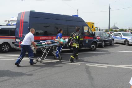 Вагон поезда метро сошел с рельсов на перегоне `Парк Победы` - `Славянский бульвар`.  На снимке: оказание медицинской помощи пострадавшему в результате аварии в метро.