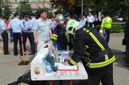 Вагон поезда метро сошел с рельсов на перегоне `Парк Победы` - `Славянский бульвар`.  На снимке:  сотрудники пожарной охраны МЧС России на месте происшествия.