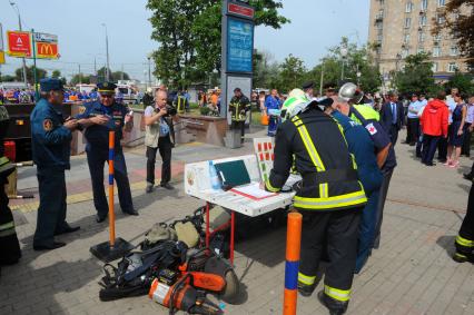 Вагон поезда метро сошел с рельсов на перегоне `Парк Победы` - `Славянский бульвар`.  На снимке:  сотрудники пожарной охраны МЧС России на месте происшествия.