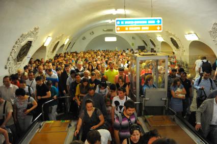 Вагон поезда метро сошел с рельсов на перегоне `Парк Победы` - `Славянский бульвар`.  На снимке: толпа людей на переходе Арбатско - Покровской и кольцевой линии.