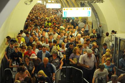 Вагон поезда метро сошел с рельсов на перегоне `Парк Победы` - `Славянский бульвар`.  На снимке: толпа людей на переходе Арбатско - Покровской и кольцевой линии.