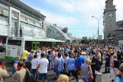 Вагон поезда метро сошел с рельсов на перегоне `Парк Победы` - `Славянский бульвар`.  На снимке: автобус, следующий до ближайшей станции метро от станции метро `Киевская`.