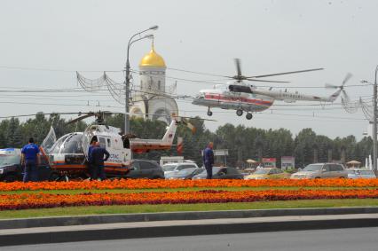 Вагон поезда метро сошел с рельсов на перегоне `Парк Победы` - `Славянский бульвар`.  На снимке: вертолеты МЧС у станции метро `Парк Победы`.