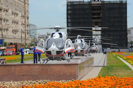 Вагон поезда метро сошел с рельсов на перегоне `Парк Победы` - `Славянский бульвар`.  На снимке: вертолеты МЧС у станции метро `Парк Победы`.