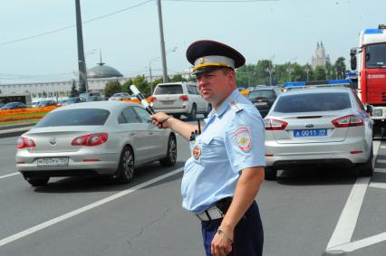 Вагон поезда метро сошел с рельсов на перегоне `Парк Победы` - `Славянский бульвар`.  На снимке: регулировщик дорожного движения  на Кутузовском проспекте.