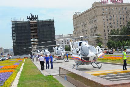 Вагон поезда метро сошел с рельсов на перегоне `Парк Победы` - `Славянский бульвар`.  На снимке: вертолеты МЧС у станции метро `Парк Победы`.