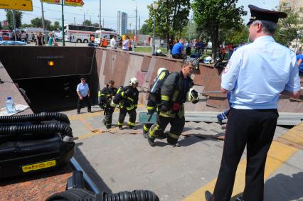 Вагон поезда метро сошел с рельсов на перегоне `Парк Победы` - `Славянский бульвар`.  На снимке:  сотрудники пожарной охраны МЧС России на месте происшествия.