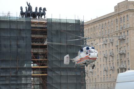 Вагон поезда метро сошел с рельсов на перегоне `Парк Победы` - `Славянский бульвар`. На снимке: вертолет МЧС у станции метро `Парк Победы`.