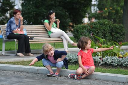 День семьи, любви и верности в саду Баумана. На снимке: девочки сидят на бордюре.