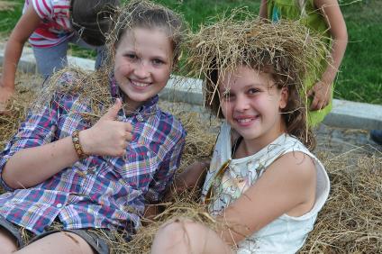 День семьи, любви и верности в саду Баумана. На снимке: девочки сидят в стоге сена.