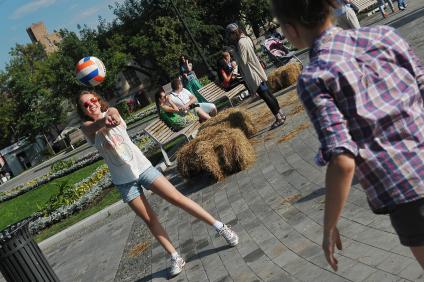 День семьи, любви и верности в саду Баумана. На снимке: подростки играют в волейбол.
