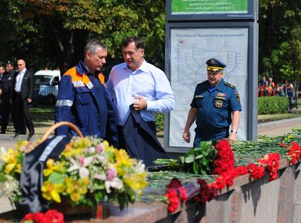 Траур по погибшим в Московском метро. На снимке: начальник Московского метрополитена Иван Беседин (слева) и заместитель мэра Москвы по вопросам градостроительной политики и строительства Марат Хуснуллин у входа на станцию метро `Парк Победы`, где 15 июля на перегоне `Парк Победы` - `Славянский бульвар` в результате резкой остановки три вагона сошли с рельсов. Погибли 22 человека.