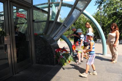 Траур по погибшим в Московском метро. Цветы у входа на станцию метро `Славянский бульвар`, где 15 июля на перегоне `Парк Победы` - `Славянский бульвар` в результате резкой остановки три вагона сошли с рельсов. Погибли 22 человека.