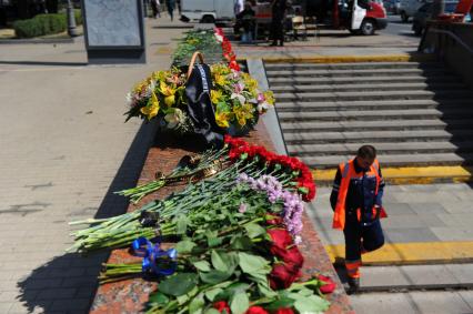 Траур по погибшим в Московском метро. Цветы у входа на станцию метро `Парк Победы`, где 15 июля на перегоне `Парк Победы` - `Славянский бульвар` в результате резкой остановки три вагона сошли с рельсов. Погибли 22 человека.