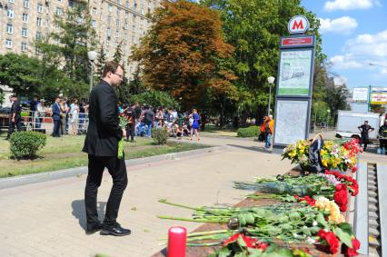 Траур по погибшим в Московском метро. Цветы у входа на станцию метро `Парк Победы`, где 15 июля на перегоне `Парк Победы` - `Славянский бульвар` в результате резкой остановки три вагона сошли с рельсов. Погибли 22 человека.