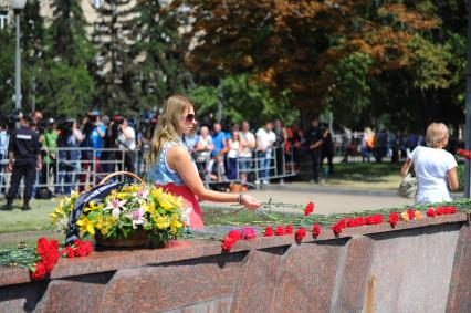 Траур по погибшим в Московском метро. Цветы у входа на станцию метро `Парк Победы`, где 15 июля на перегоне `Парк Победы` - `Славянский бульвар` в результате резкой остановки три вагона сошли с рельсов. Погибли 22 человека.