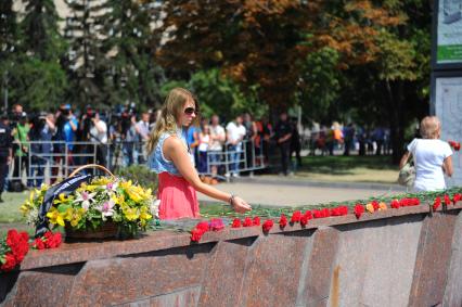 Траур по погибшим в Московском метро. Цветы у входа на станцию метро `Парк Победы`, где 15 июля на перегоне `Парк Победы` - `Славянский бульвар` в результате резкой остановки три вагона сошли с рельсов. Погибли 22 человека.