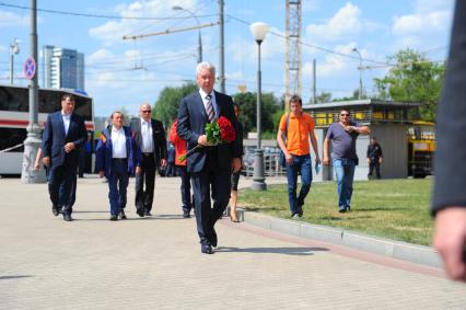 Траур по погибшим в Московском метро. На снимке: мэр Москвы Сергей Собянин у входа на станцию метро `Парк Победы`, где 15 июля на перегоне `Парк Победы` - `Славянский бульвар` в результате резкой остановки три вагона сошли с рельсов. Погибли 22 человека.