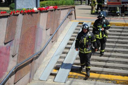 Траур по погибшим в Московском метро. Цветы у входа на станцию метро `Парк Победы`, где 15 июля на перегоне `Парк Победы` - `Славянский бульвар` в результате резкой остановки три вагона сошли с рельсов. Погибли 22 человека.