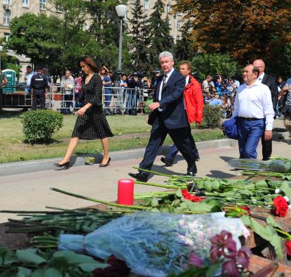 Траур по погибшим в Московском метро. На снимке (слева направо):  пресс-секретарь мэра Москвы Гульнара Пенькова, мэр Москвы Сергей Собянин и заместитель мэра Москвы по вопросам ЖКХ и благоустройства Петр Бирюков у входа на станцию метро `Парк Победы`, где 15 июля на перегоне `Парк Победы` - `Славянский бульвар` в результате резкой остановки три вагона сошли с рельсов. Погибли 22 человека.