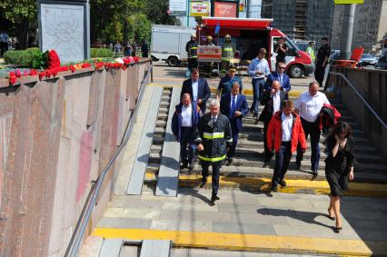 Траур по погибшим в Московском метро. На снимке: мэр Москвы Сергей Собянин (второй слева), заместитель мэра Москвы по вопросам ЖКХ и благоустройства Петр Бирюков (второй слева), заместитель мэра Москвы по вопросам градостроительной политики и строительства Марат Хуснуллин (в третьем ряду слева), глава Департамента транспорта и развития дорожно-транспортной инфраструктуры Максим Ликсутов (второй справа) и пресс-секретарь мэра Москвы Гульнара Пенькова у входа на станцию метро `Парк Победы`, где 15 июля на перегоне `Парк Победы` - `Славянский бульвар` в результате резкой остановки три вагона сошли с рельсов. Погибли 22 человека.