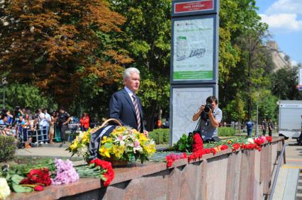 Траур по погибшим в Московском метро. На снимке: мэр Москвы Сергей Собянин у входа на станцию метро `Парк Победы`, где 15 июля на перегоне `Парк Победы` - `Славянский бульвар` в результате резкой остановки три вагона сошли с рельсов. Погибли 22 человека.